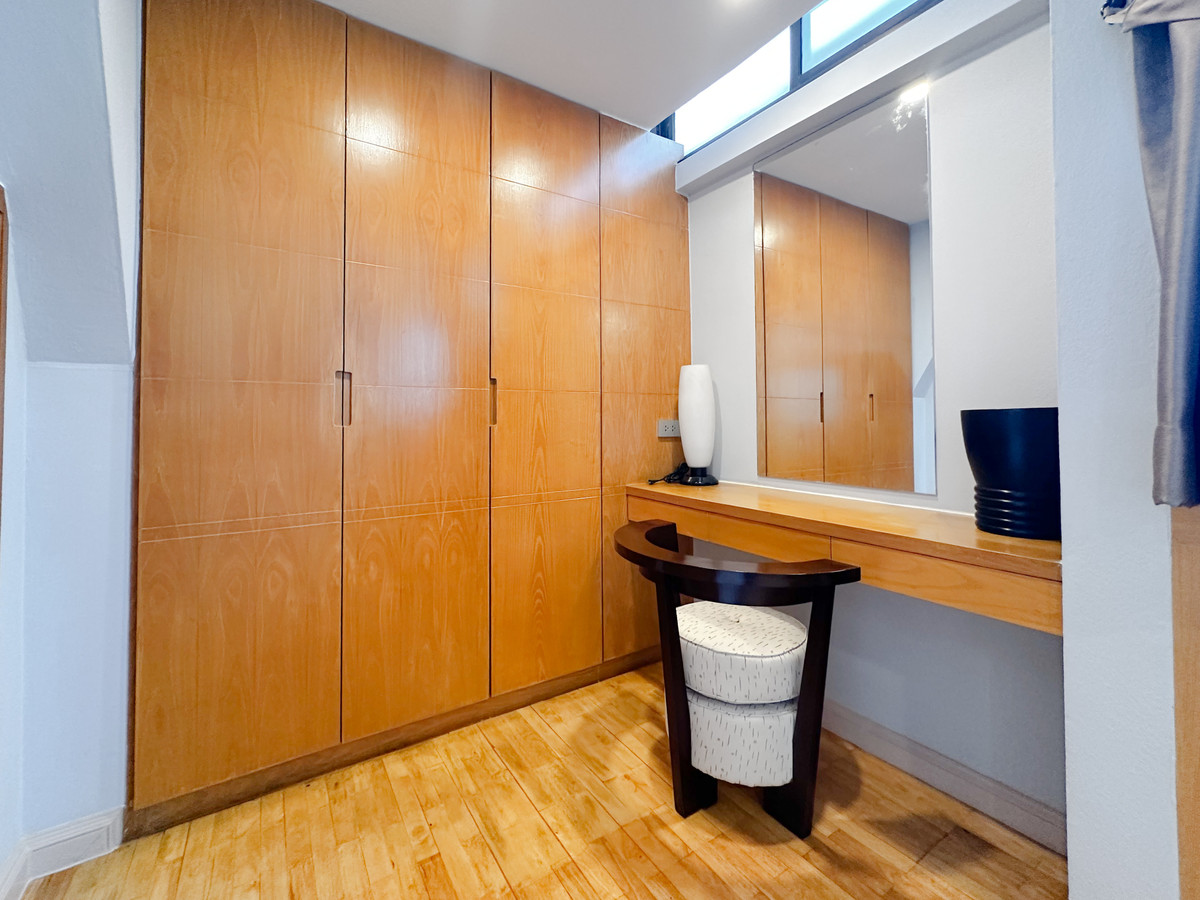 ให้เช่าคอนโดสุขุมวิท อโศก ทองหล่อ : Supalai Place Sukhumvit 39 - 2BR - 150sqm.