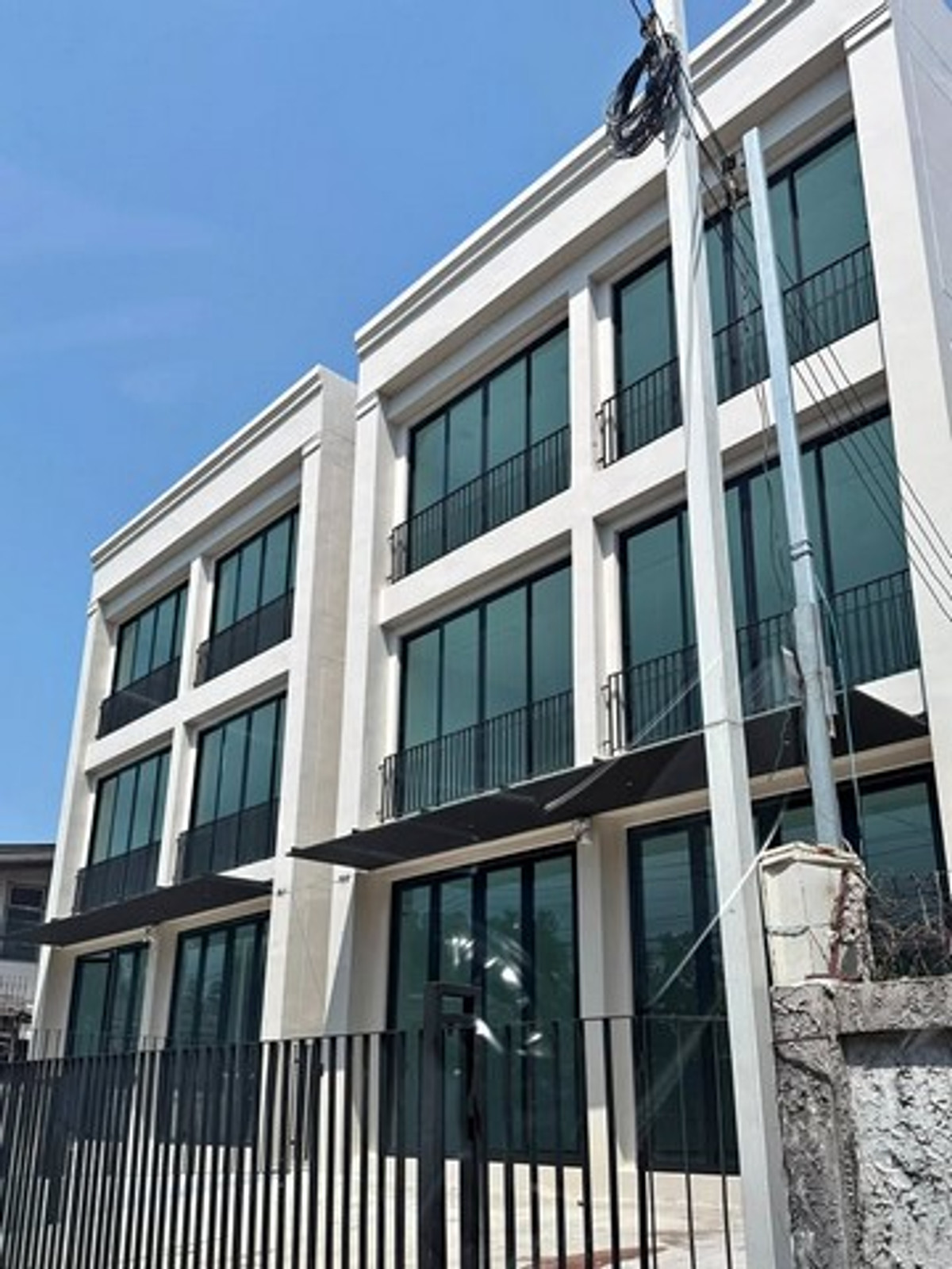 ให้เช่าอาคารพาณิชย์บางนา แบริ่ง ลาซาล : HR3307ให้เช่าออฟฟิศพร้อมโกดัง 3.5 ชั้น + ดาดฟ้า ซอยบางนา-ตราด ซอย 13 พื้นที่ใช้สอยรวม 384 ตร.ม. พร้อมเข้าอยู่ทันที