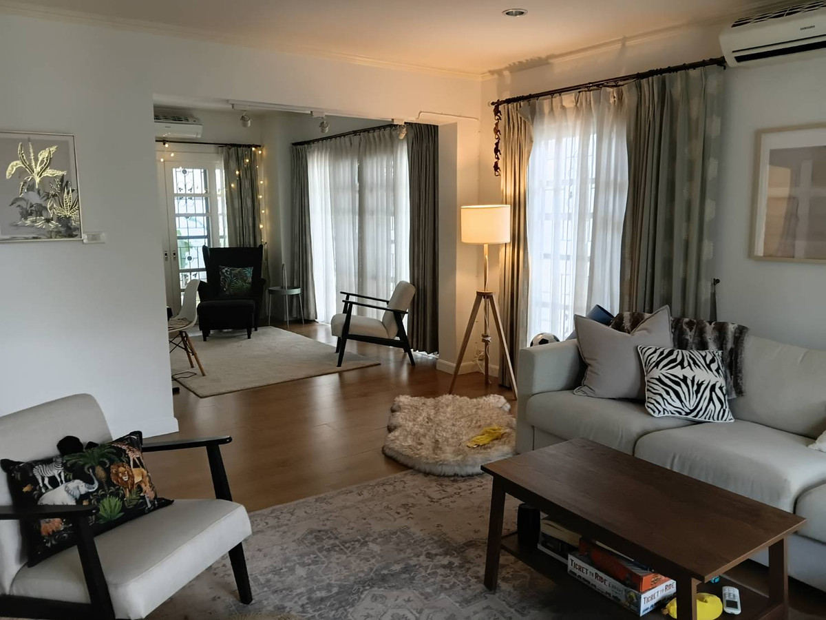 For RentHouseSukhumvit, Asoke, Thonglor : For rent, beautifully decorated house in Ekkamai area, near Thonglor, small pets allowed. Soi Pridi Banomyong 25