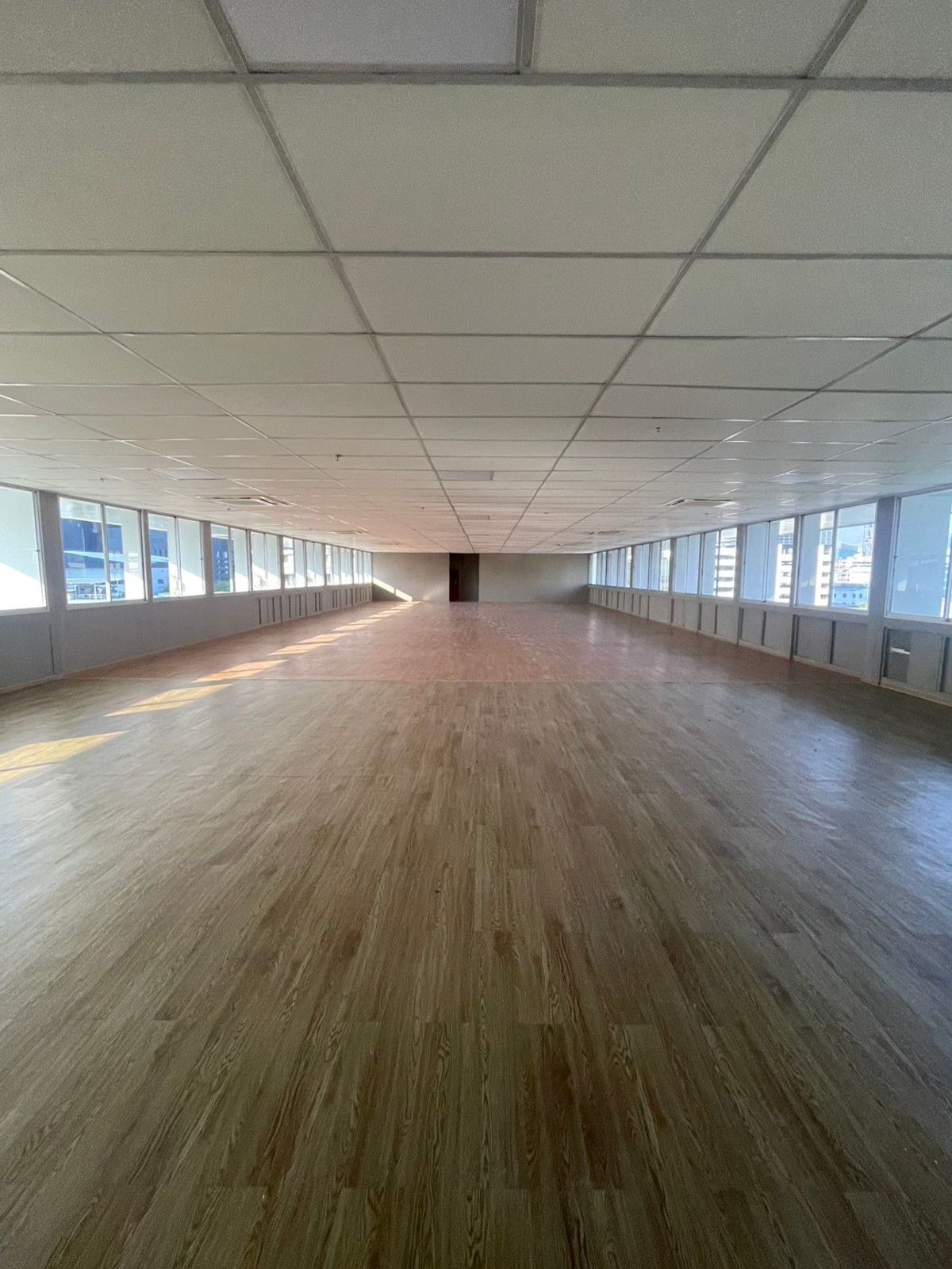 ให้เช่าสำนักงานคลองเตย กล้วยน้ำไท : ให้เช่า ออฟฟิศรีโนเวทใหม่  แถวสุขุมวิท 370 ตร.ม. ใกล้BTS พร้อมพงษ์