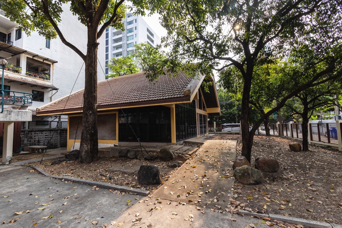 ขายบ้านสุขุมวิท อโศก ทองหล่อ : ขายที่ดินพร้อมสิ่งปลูกสร้าง เนื้อที่ดิน 230 ตารางวา ซอยสุขุมวิท 24 แขวงคลองตัน เขตคลองเตย กรุงเทพมหานคร 10110