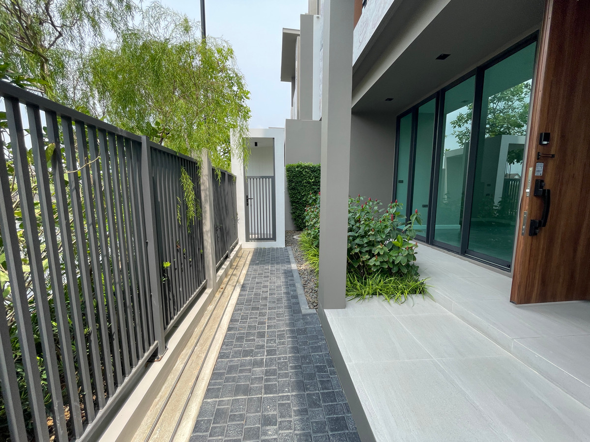 ขายบ้านบางนา แบริ่ง ลาซาล : ขายด่วน! THE ONE Signature Bangna-Rama 9 — นิยามใหม่ของ Pool Villa หรู 3 ชั้น พร้อม Multiverse ฟังก์ชันเพื่อทุกคนในครอบครัว