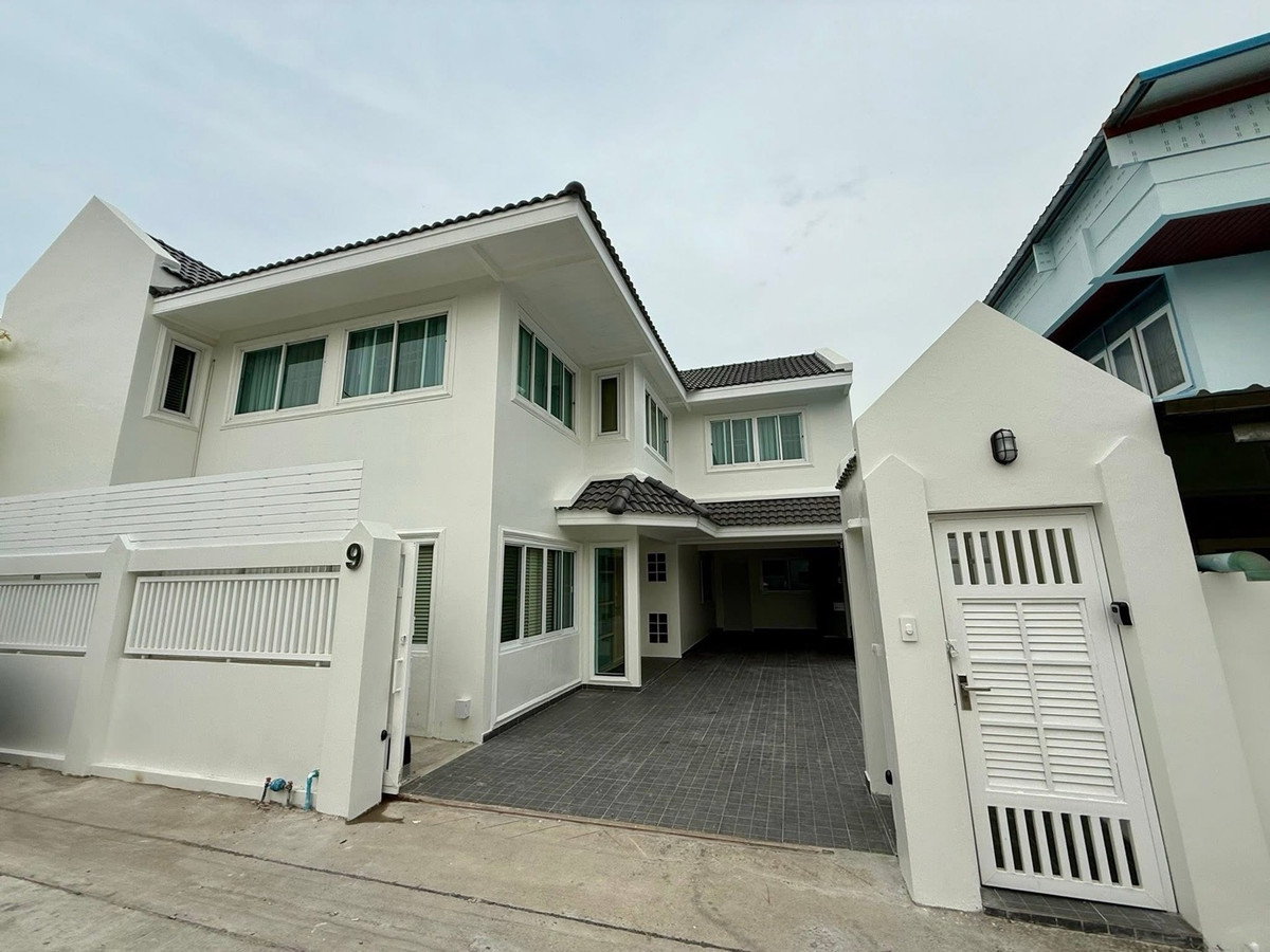 For RentHouseRamkhamhaeng, Hua Mak : Newly renovated single house for rent/ Hua Mak 9 - Ramkhamhaeng - Srinakarin area - 50 sq m. Quiet, peaceful, not chaotic 
 
 3 bedrooms, 5 bathrooms.