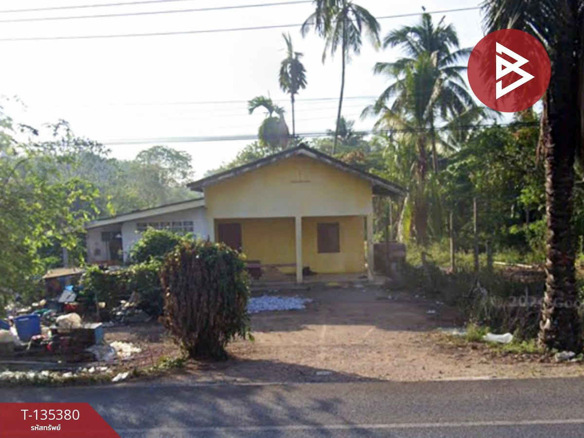 For SaleLandNakhon Si Thammarat : Land for sale with buildings, area 6 rai 64 square wah, Thung Yai, Nakhon Si Thammarat.