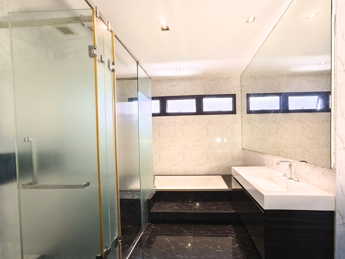 ให้เช่าทาวน์โฮมเกษตร นวมินทร์ ลาดปลาเค้า : ให้เช่า Landmark เอกมัย - รามอินทรา 33.2ตร.ว. 12.5 ล้านบาท ทาวน์โฮมหรู ติดสวน สายไฟลงใต้ดิน 3ห้องนอน 4ห้องน้ำ ใกล้ทางด่วนและรถไฟฟ้า