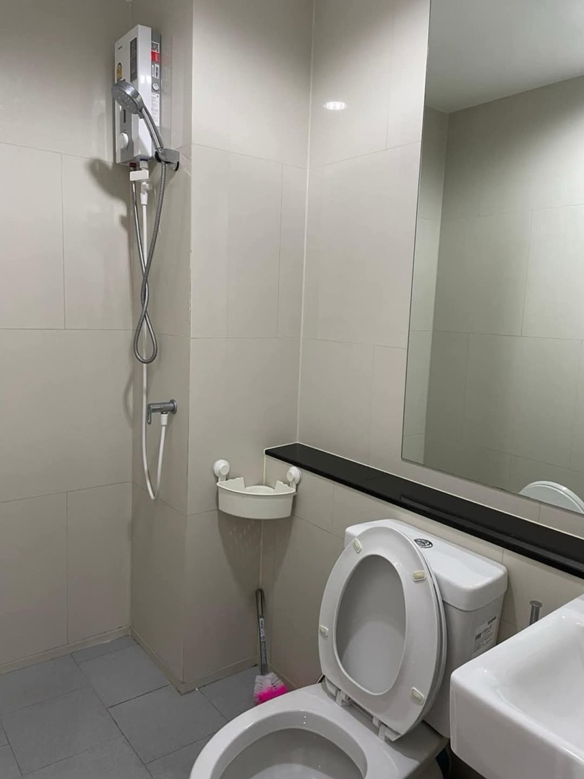 For RentCondoSamut Prakan,Samrong : Urgent for rent!! Aspire Erawan, Building B, 21st floor, size 30 sq m, price 8,500 baht only.