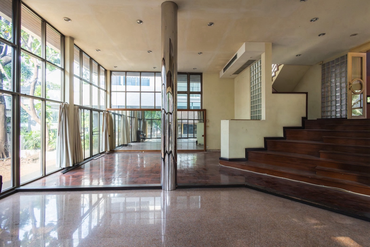 ขายบ้านสุขุมวิท อโศก ทองหล่อ : ขายที่ดินพร้อมสิ่งปลูกสร้าง เนื้อที่ดิน 230 ตารางวา ซอยสุขุมวิท 24 แขวงคลองตัน เขตคลองเตย กรุงเทพมหานคร 10110