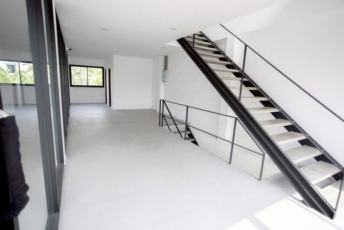 ให้เช่าอาคารพาณิชย์บางนา แบริ่ง ลาซาล : HR3303ให้เช่าออฟฟิศ-โกดัง 3.5 ชั้น พร้อมดาดฟ้า | บางนา-ตราด ซอย 13 เชื่อมต่ออุดมสุข-สุขุมวิท  สภาพใหม่ กั้นห้องแอร์ครบ พร้อมใช้งานทันที