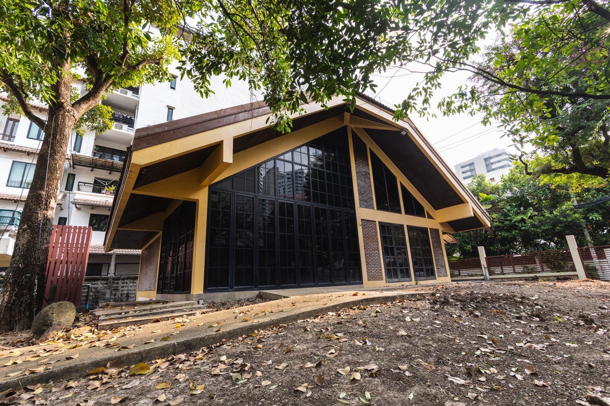 ขายบ้านสุขุมวิท อโศก ทองหล่อ : ขายที่ดินพร้อมสิ่งปลูกสร้าง เนื้อที่ดิน 230 ตารางวา ซอยสุขุมวิท 24 แขวงคลองตัน เขตคลองเตย กรุงเทพมหานคร 10110