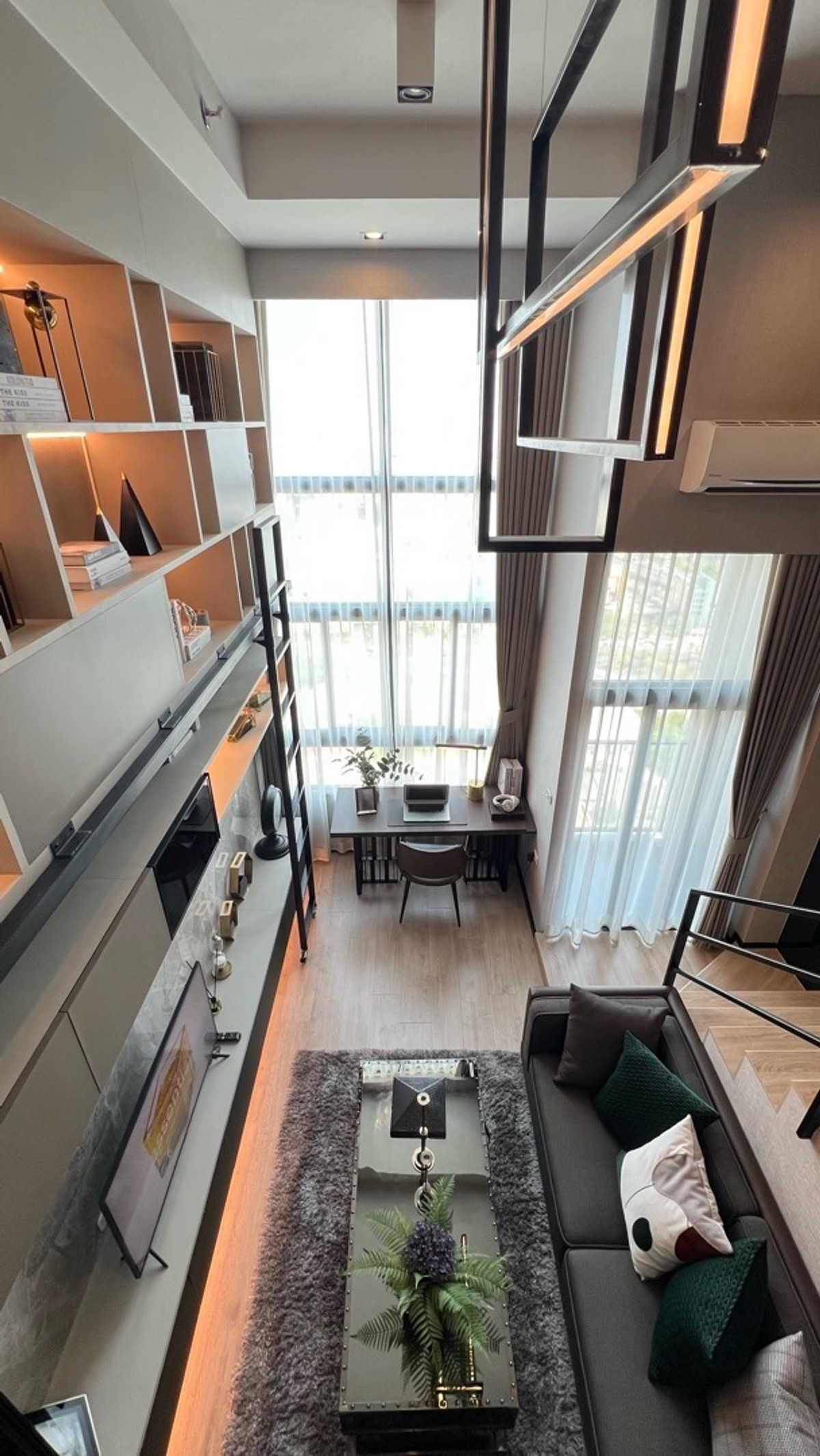 For SaleCondoRama9, Petchburi, RCA : Last unit ‼️ Full furnished 5.39 million baht, room with 4.3 m high ceiling, high floor, beautiful view, free insurance on transfer day (0893924694 : Amsell)