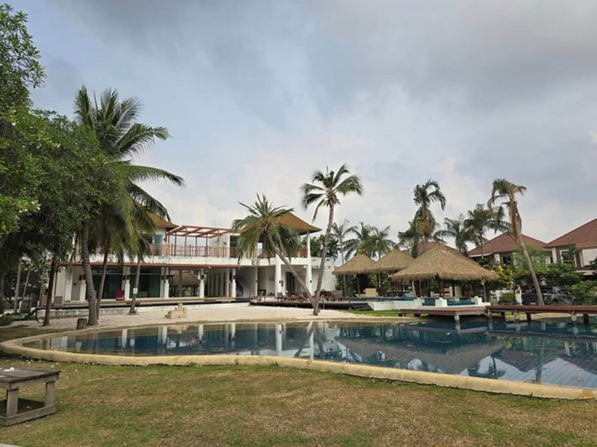 For RentHouseLadkrabang, Suwannaphum Airport : HR3306 Large 2-story detached house for rent, Atoll Maldives Palm Bangna-Wongwaen project, in front of the house, not next to anyone (Private Zone) | Just 3 minutes to Mega Bangna.