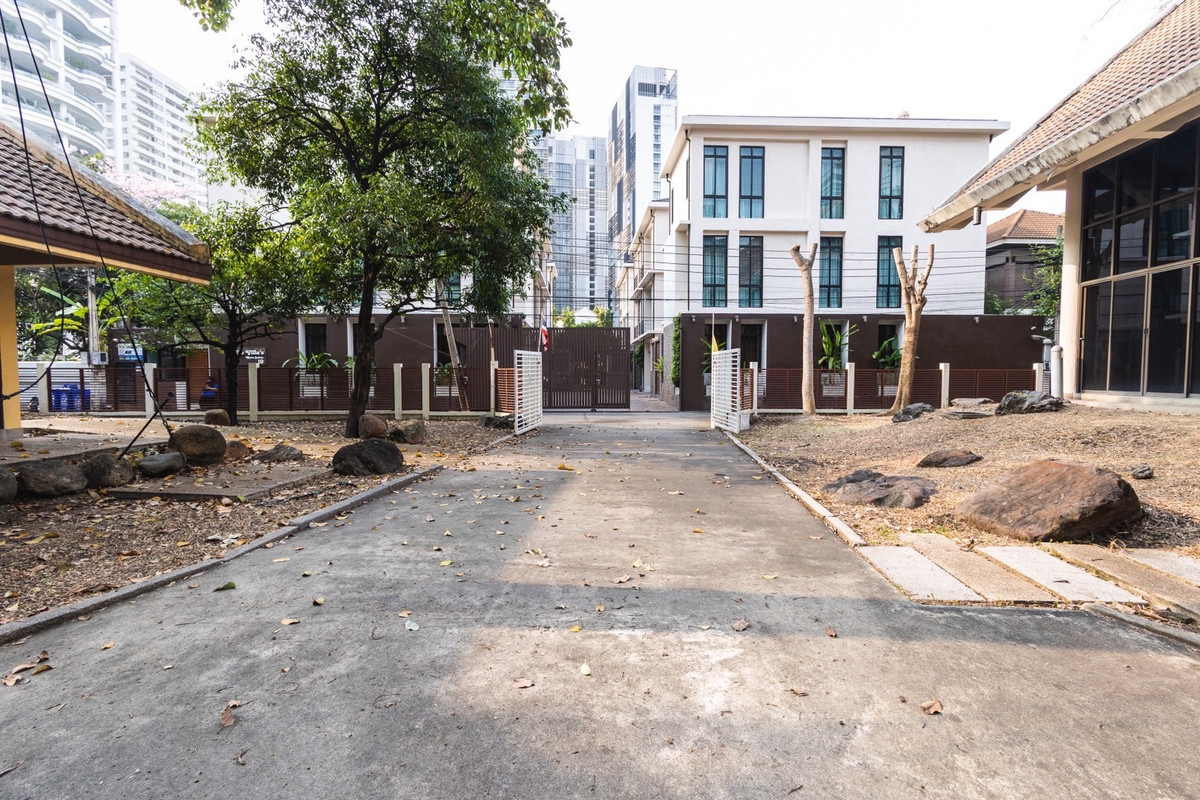 ขายบ้านสุขุมวิท อโศก ทองหล่อ : ขายที่ดินพร้อมสิ่งปลูกสร้าง เนื้อที่ดิน 230 ตารางวา ซอยสุขุมวิท 24 แขวงคลองตัน เขตคลองเตย กรุงเทพมหานคร 10110