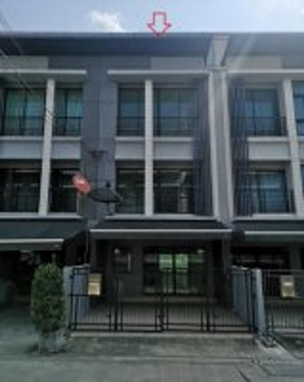 For SaleTownhomeRathburana, Suksawat : 3-story townhome for sale Baan Klang Muang Rama 2-Phutthabucha 19.80 sq m, 3 bedrooms, 3 bathrooms, Phutthabucha Road, Bang Mot Subdistrict, Chom Thong District, Bangkok, near the Rama 2 Expressway entrance and exit point, Bang Pakok Hospital.