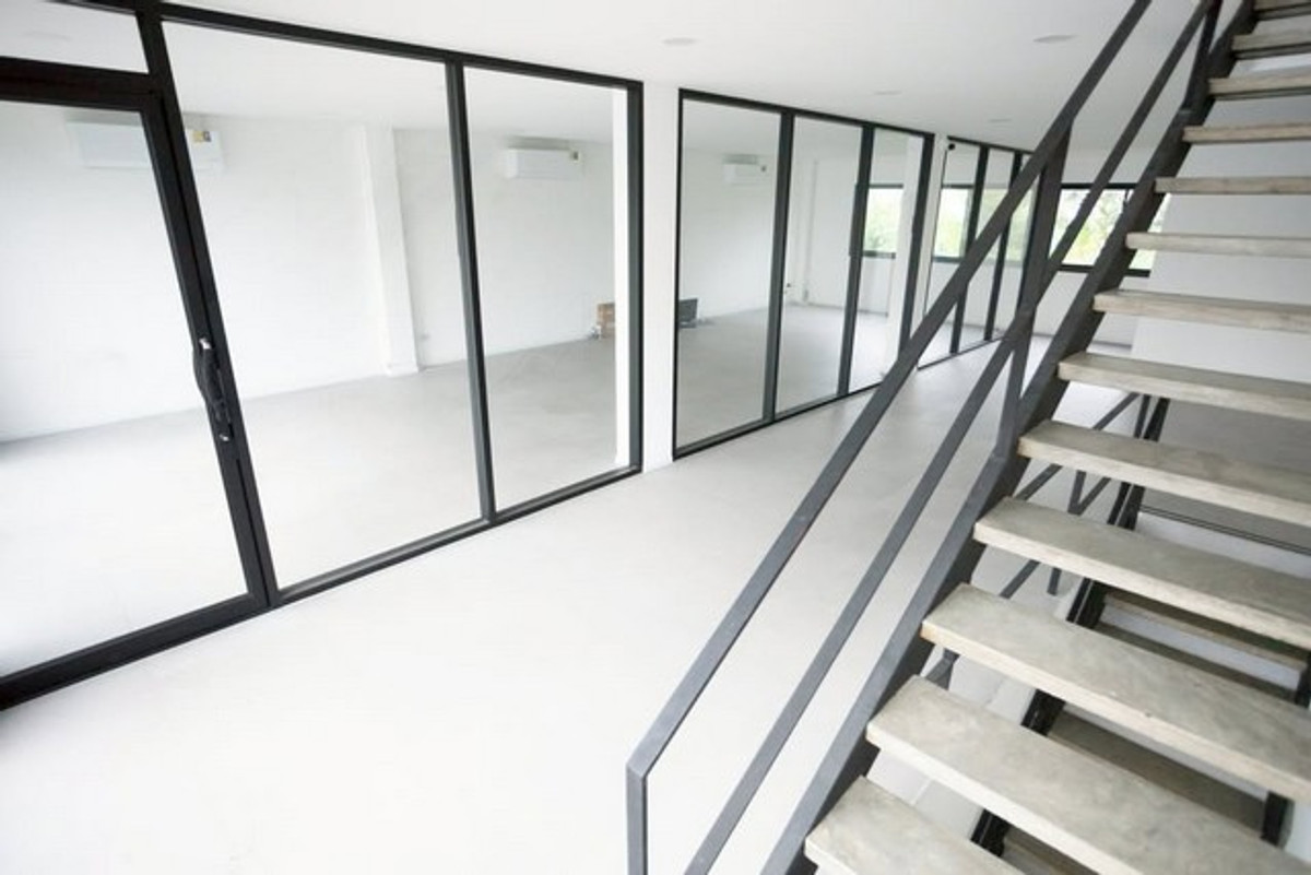 ให้เช่าอาคารพาณิชย์บางนา แบริ่ง ลาซาล : HR3303ให้เช่าออฟฟิศ-โกดัง 3.5 ชั้น พร้อมดาดฟ้า | บางนา-ตราด ซอย 13 เชื่อมต่ออุดมสุข-สุขุมวิท  สภาพใหม่ กั้นห้องแอร์ครบ พร้อมใช้งานทันที