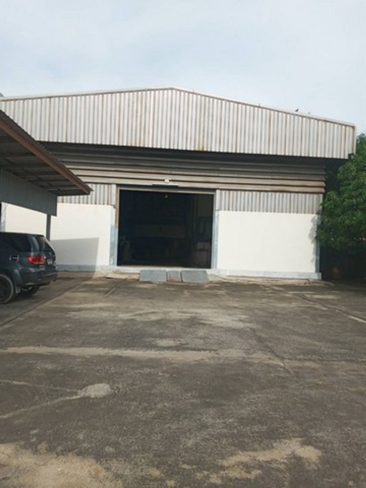 For RentWarehouseSamut Prakan,Samrong : HR3302 for sale/rent warehouse-factory size 1,000 sq m., Phraeksa Mai area. The trailer is easy to get in and out of. Suitable for factories, warehouses