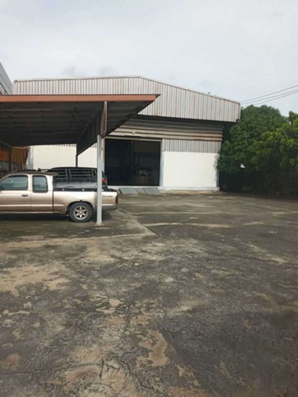 For RentWarehouseSamut Prakan,Samrong : HR3302 for sale/rent warehouse-factory size 1,000 sq m., Phraeksa Mai area. The trailer is easy to get in and out of. Suitable for factories, warehouses