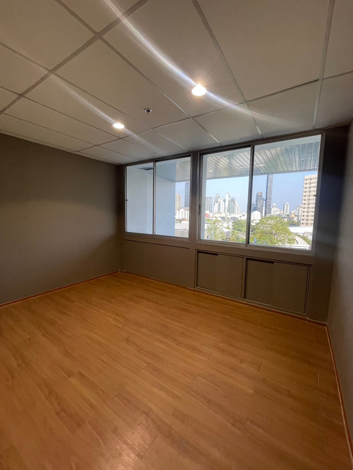 ให้เช่าสำนักงานคลองเตย กล้วยน้ำไท : ให้เช่า ออฟฟิศรีโนเวทใหม่  แถวสุขุมวิท 370 ตร.ม. ใกล้BTS พร้อมพงษ์