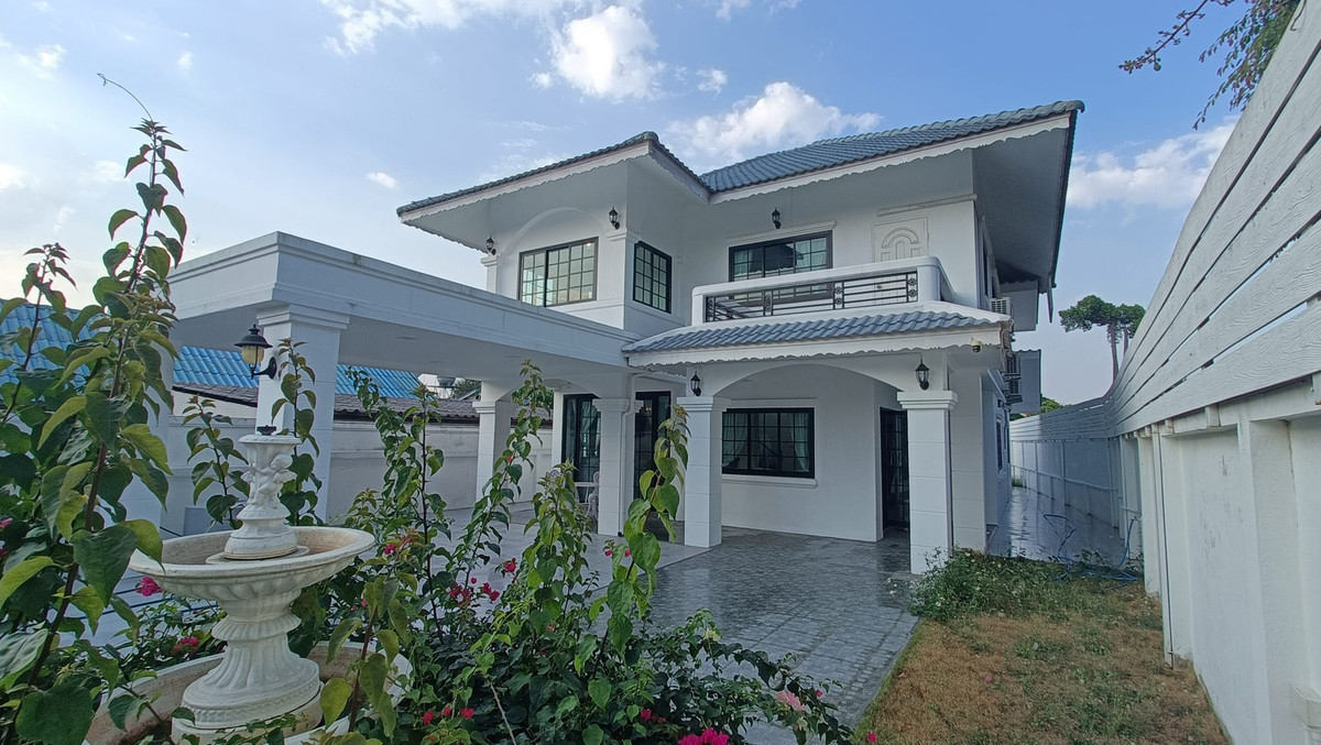 For SaleHouseChiang Mai : 2-story detached house for sale, 110 sq m, 4 bedrooms, 2 bathrooms, luxury house behind Hang Dong Market, no flooding, Hang Dong Subdistrict, Hang Dong District, Chiang Mai Province, near International School.
