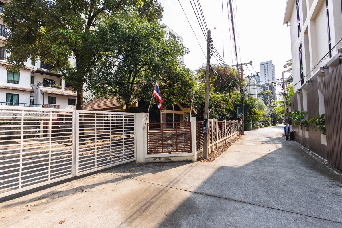 ขายบ้านสุขุมวิท อโศก ทองหล่อ : ขายที่ดินพร้อมสิ่งปลูกสร้าง เนื้อที่ดิน 230 ตารางวา ซอยสุขุมวิท 24 แขวงคลองตัน เขตคลองเตย กรุงเทพมหานคร 10110