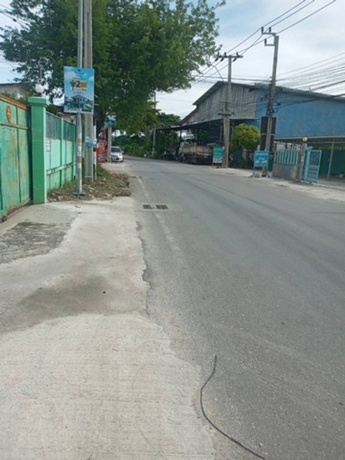 For RentWarehouseSamut Prakan,Samrong : HR3302 for sale/rent warehouse-factory size 1,000 sq m., Phraeksa Mai area. The trailer is easy to get in and out of. Suitable for factories, warehouses