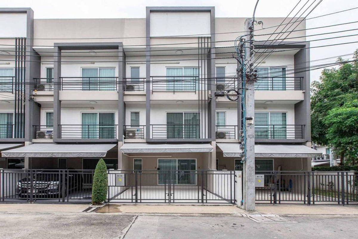 For SaleTownhomeOnnut, Udomsuk : Townhome Baan Klang Muang Sukhumvit 77 / 2 bedrooms (sale with tenant), Townhome Baan Klang Muang Sukhumvit 77 / 2 Bedrooms (SALE WITH TENENT) FON249