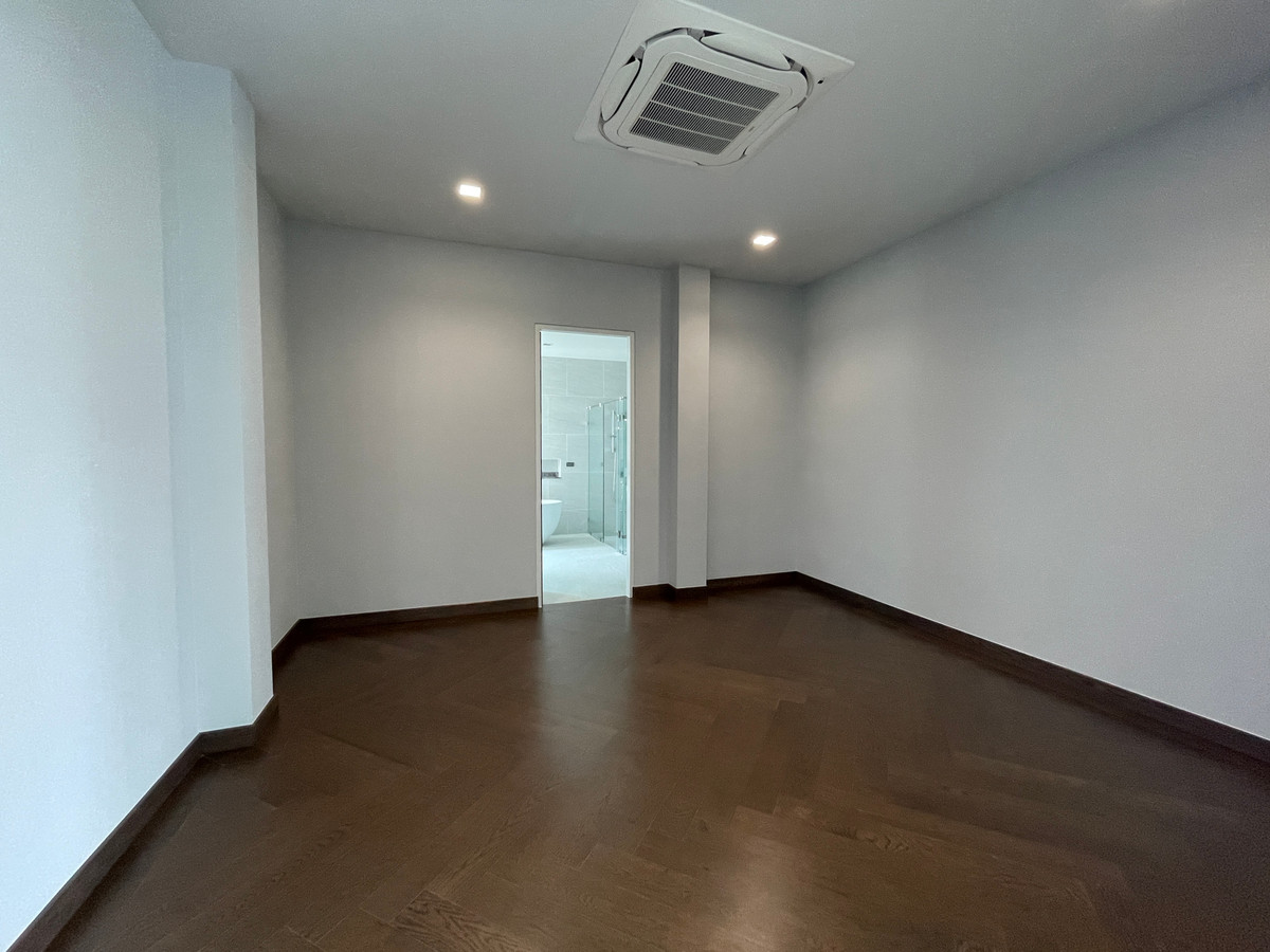 ขายบ้านบางนา แบริ่ง ลาซาล : ขายด่วน! THE ONE Signature Bangna-Rama 9 — นิยามใหม่ของ Pool Villa หรู 3 ชั้น พร้อม Multiverse ฟังก์ชันเพื่อทุกคนในครอบครัว