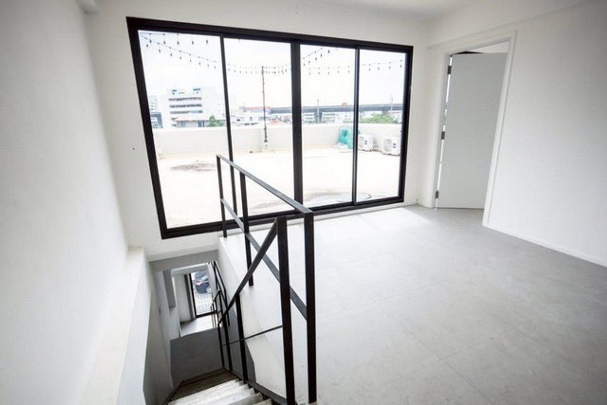 ให้เช่าอาคารพาณิชย์บางนา แบริ่ง ลาซาล : HR3303ให้เช่าออฟฟิศ-โกดัง 3.5 ชั้น พร้อมดาดฟ้า | บางนา-ตราด ซอย 13 เชื่อมต่ออุดมสุข-สุขุมวิท  สภาพใหม่ กั้นห้องแอร์ครบ พร้อมใช้งานทันที