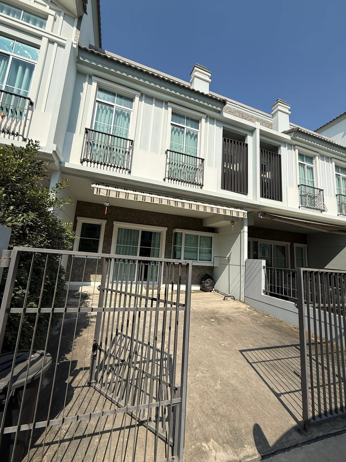 For RentTownhomeBangna, Bearing, Lasalle : For rent 21 sq m, 3 bedrooms, 3 bathrooms, 2 parking spaces, 2-story townhome, Indy 4, Bangna KM 7.