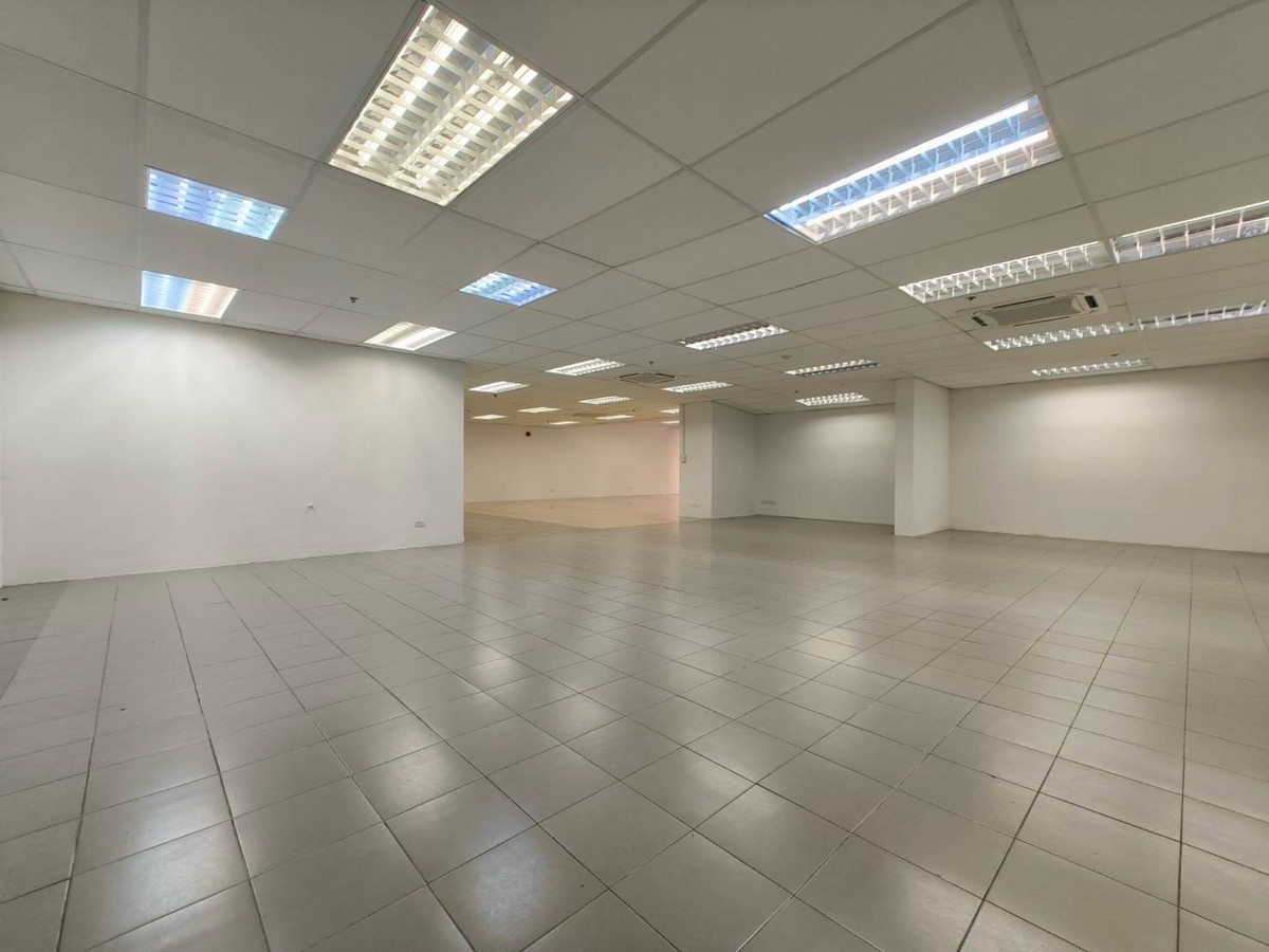 For RentRetail SpaceSukhumvit, Asoke, Thonglor : Business area 348.79 square meters, G floor, next to Asoke main road, en suite bathroom, parking available, close to MRT only 550 meters and Terminal 21 Asoke.