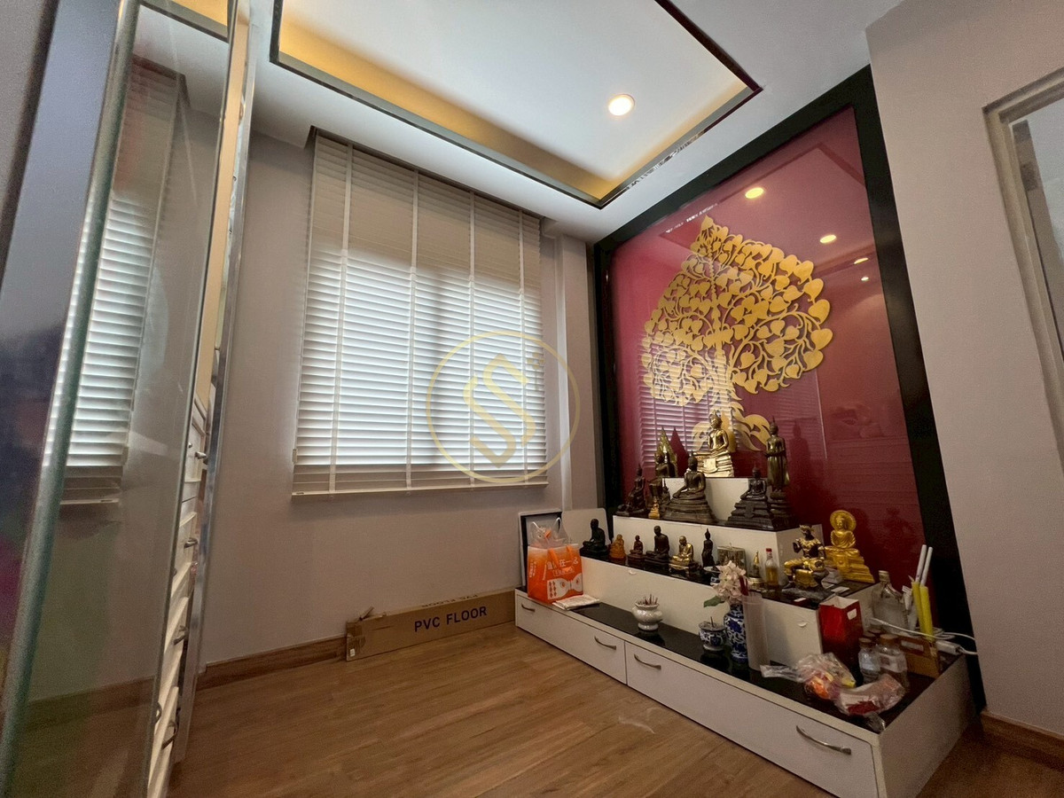 For SaleHouseNonthaburi, Bang Yai, Bangbuathong : Urgent sale, 2-story detached house, The City Ratchaphruek project, Bang Len Subdistrict, Bang Yai District, beautiful house, back side, in front of a shady garden.