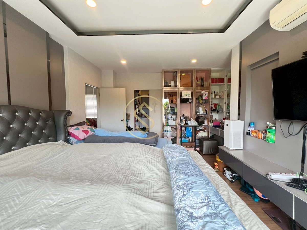 For SaleHouseNonthaburi, Bang Yai, Bangbuathong : Urgent sale, 2-story detached house, The City Ratchaphruek project, Bang Len Subdistrict, Bang Yai District, beautiful house, back side, in front of a shady garden.