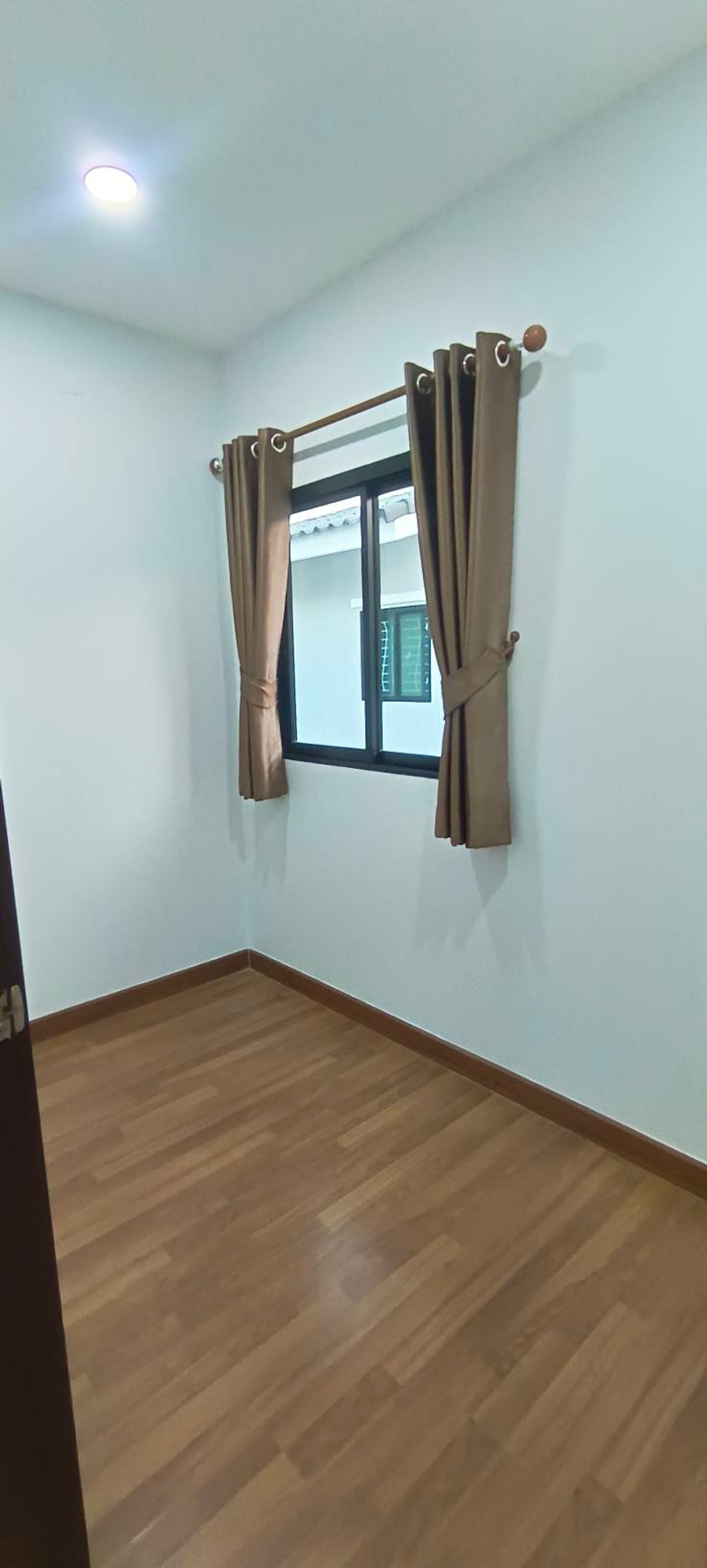 For SalePattaya, Bangsaen, Chonburi : Corner house, lots of space, near Laem Chabang Industrial Estate 🔥 Maneerin Village Laemchabang - Banglamung / 4 bedrooms (for sale), Maneerin Village Laemchabang - Banglamung / 4 Bedrooms (FOR SALE) BEWN114