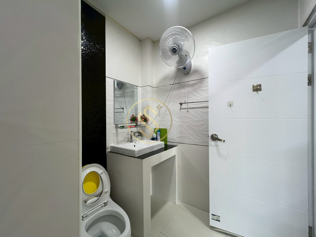 For SaleHouseNonthaburi, Bang Yai, Bangbuathong : Urgent sale, 2-story detached house, The City Ratchaphruek project, Bang Len Subdistrict, Bang Yai District, beautiful house, back side, in front of a shady garden.