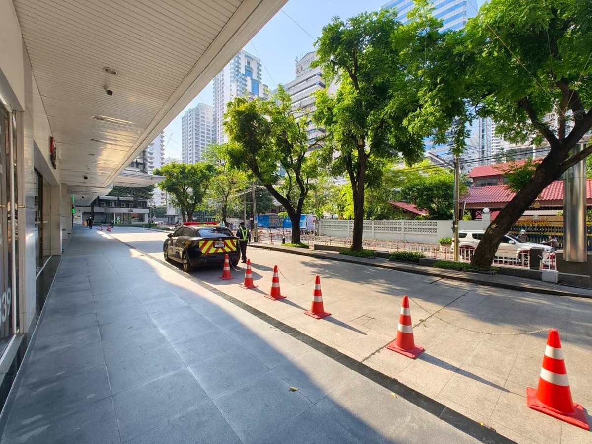 For RentRetail SpaceSukhumvit, Asoke, Thonglor : Business area 348.79 square meters, G floor, next to Asoke main road, en suite bathroom, parking available, close to MRT only 550 meters and Terminal 21 Asoke.