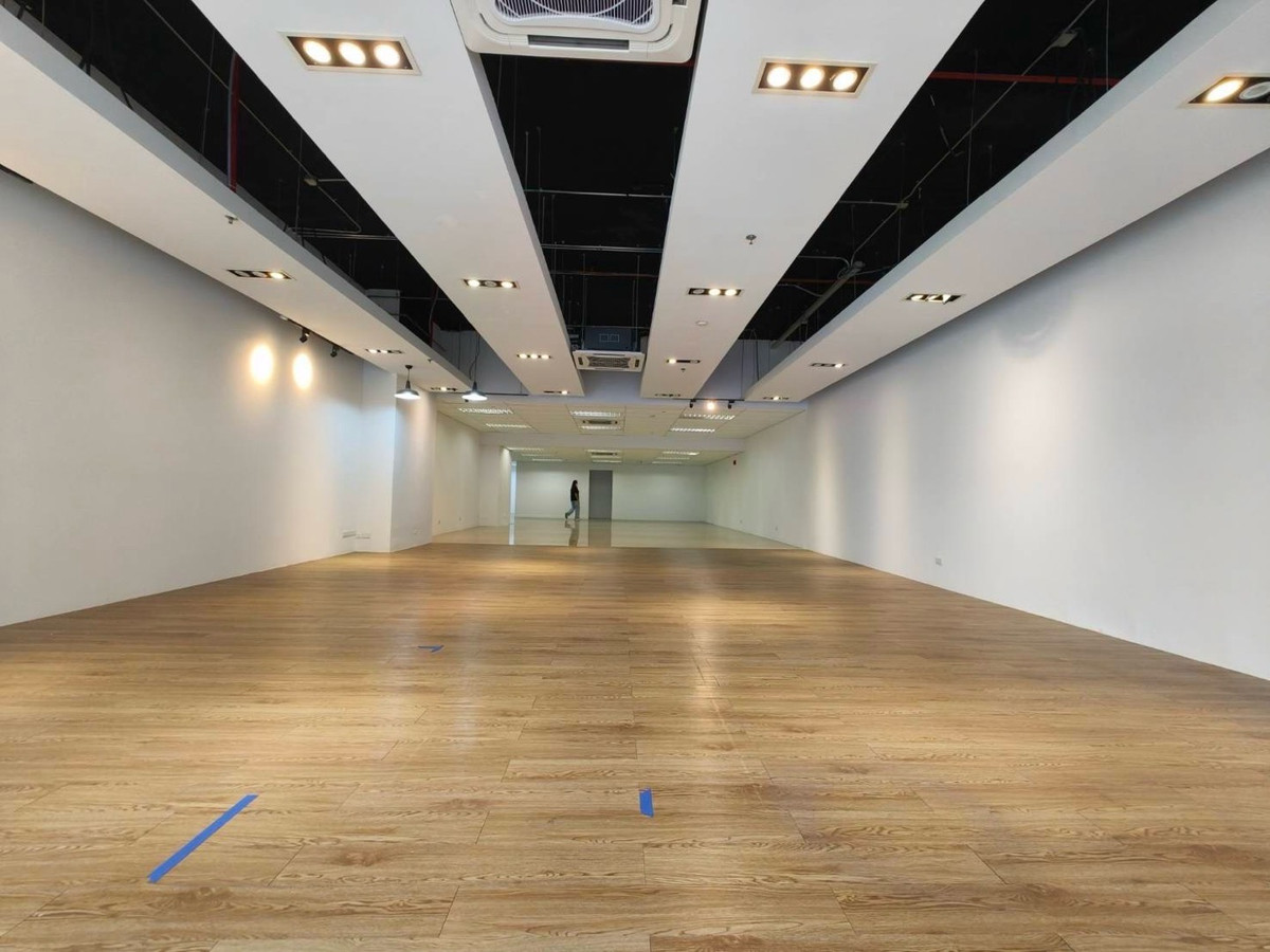 For RentRetail SpaceSukhumvit, Asoke, Thonglor : Business area 348.79 square meters, G floor, next to Asoke main road, en suite bathroom, parking available, close to MRT only 550 meters and Terminal 21 Asoke.