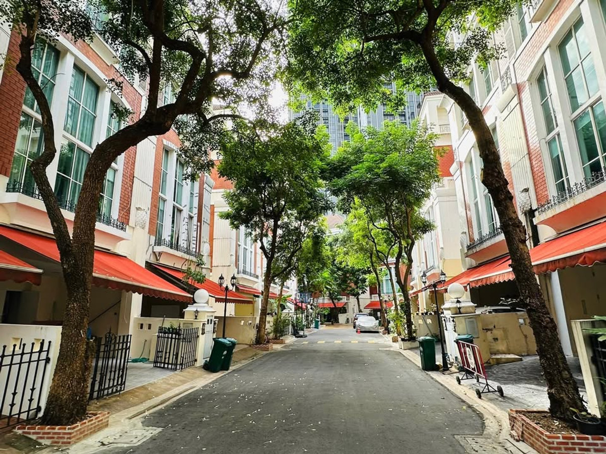 For RentTownhomeSukhumvit, Asoke, Thonglor : RH032026 4-story townhouse with 4 beds for rent at Baan Klang Krung Thonglor near BTS Thonglor.