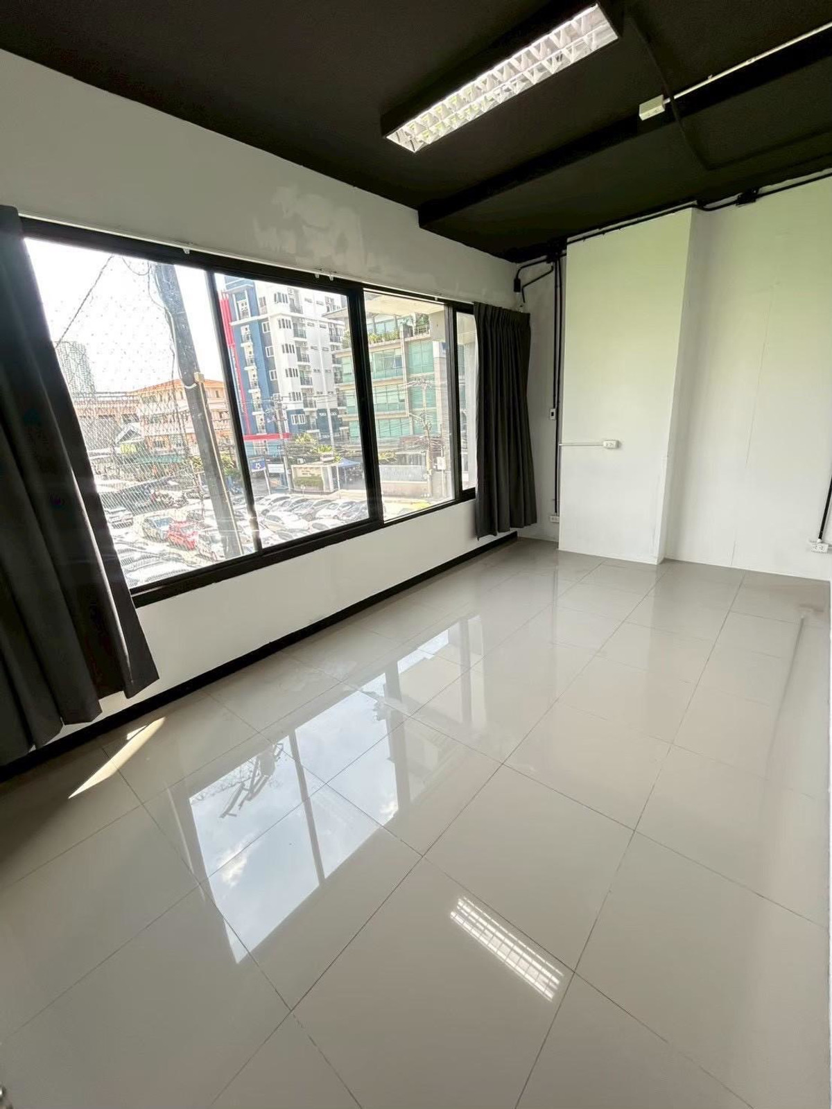 ให้เช่าสำนักงานสาทร นราธิวาส : office for rent ขนาด 100-200 ตร.ม ราคา 250 บ./ตร.ม เดินทางสะดวก