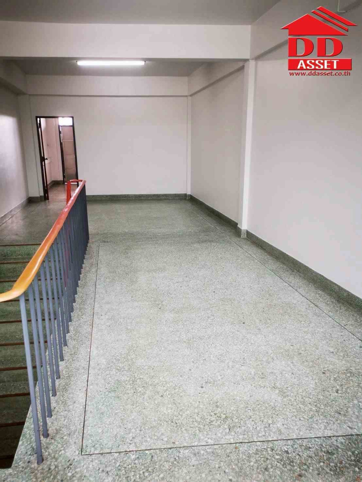 For RentShop HouseNakhon Si Thammarat : For rent, commercial building, 3 and a half floors, Pho Sadet, Nakhon Si Thammarat Province, next to 6 lane road, property code: T8234