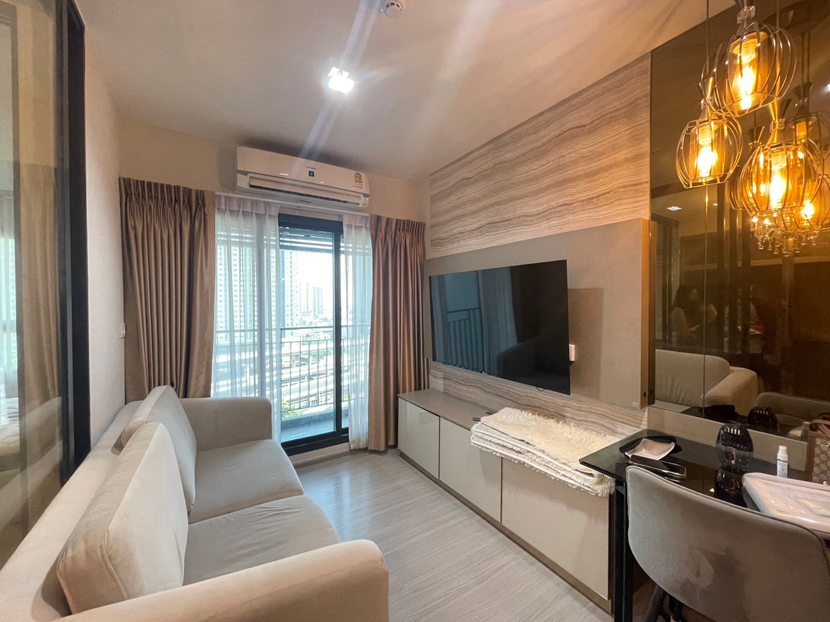 For RentCondoThaphra, Talat Phlu, Wutthakat : Luxury Modern Style, Life Sathorn Sierra, 1 Bedroom 1 Walk in closet/working room available for rent.
