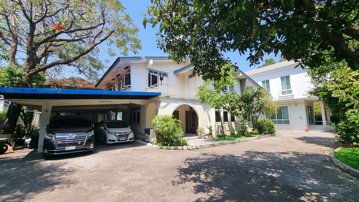 For RentHouseSukhumvit, Asoke, Thonglor : Single house for rent With garden and parking for 6 cars - Phrom Phong / Thonglor location, suitable for a spa, restaurant, cafe or service business.