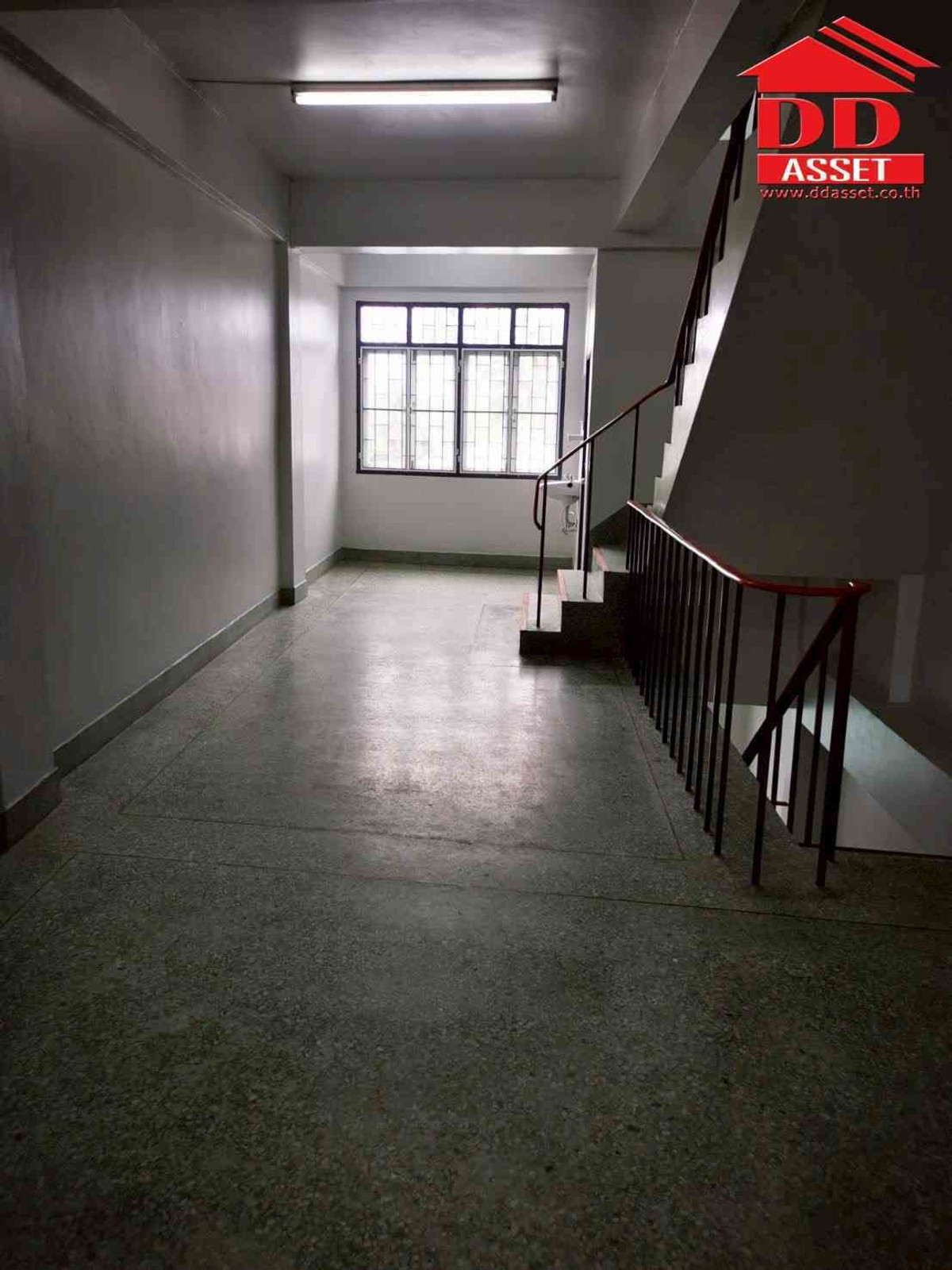 For RentShop HouseNakhon Si Thammarat : For rent, commercial building, 3 and a half floors, Pho Sadet, Nakhon Si Thammarat Province, next to 6 lane road, property code: T8234