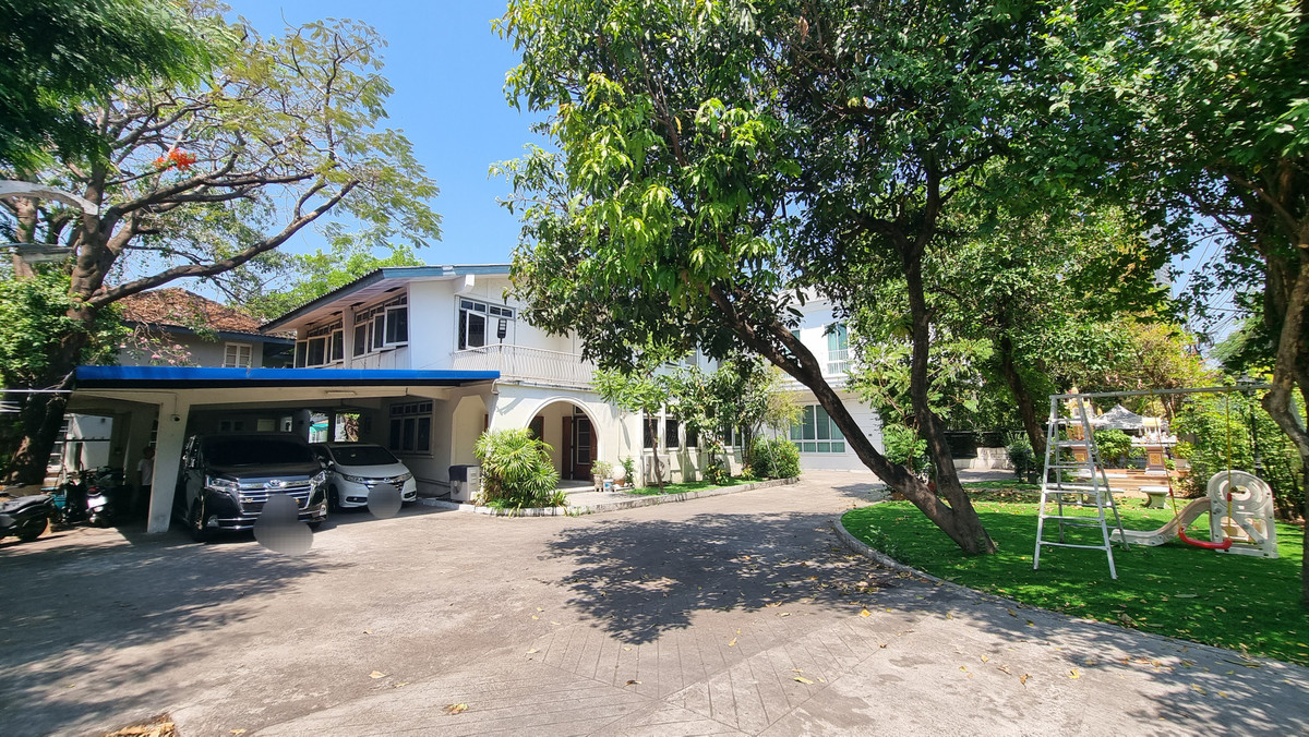 ให้เช่าบ้านสุขุมวิท อโศก ทองหล่อ : ให้เช่าบ้านเดี่ยว พร้อมสวนและที่จอดรถ 6 คัน – ทำเลพร้อมพงษ์ / ทองหล่อ   เหมาะสำหรับทำ สปา ร้านอาหาร คาเฟ่ หรือธุรกิจบริการ