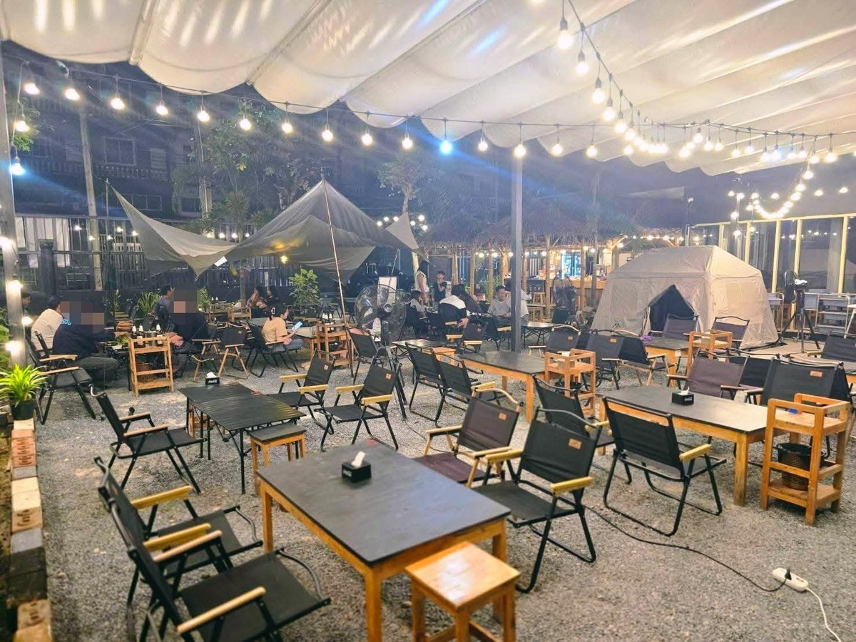 เซ้งร้านค้า/ตลาดนัดเอกชัย บางบอน : เซ้งร้านอาหาร-นั่งชิว พระราม 2 ซอย 28 มี 2 โซนชิวๆ ลานกว้างหิน Outdoor บรรยากาศนั่งชิว พร้อมห้องแอร์