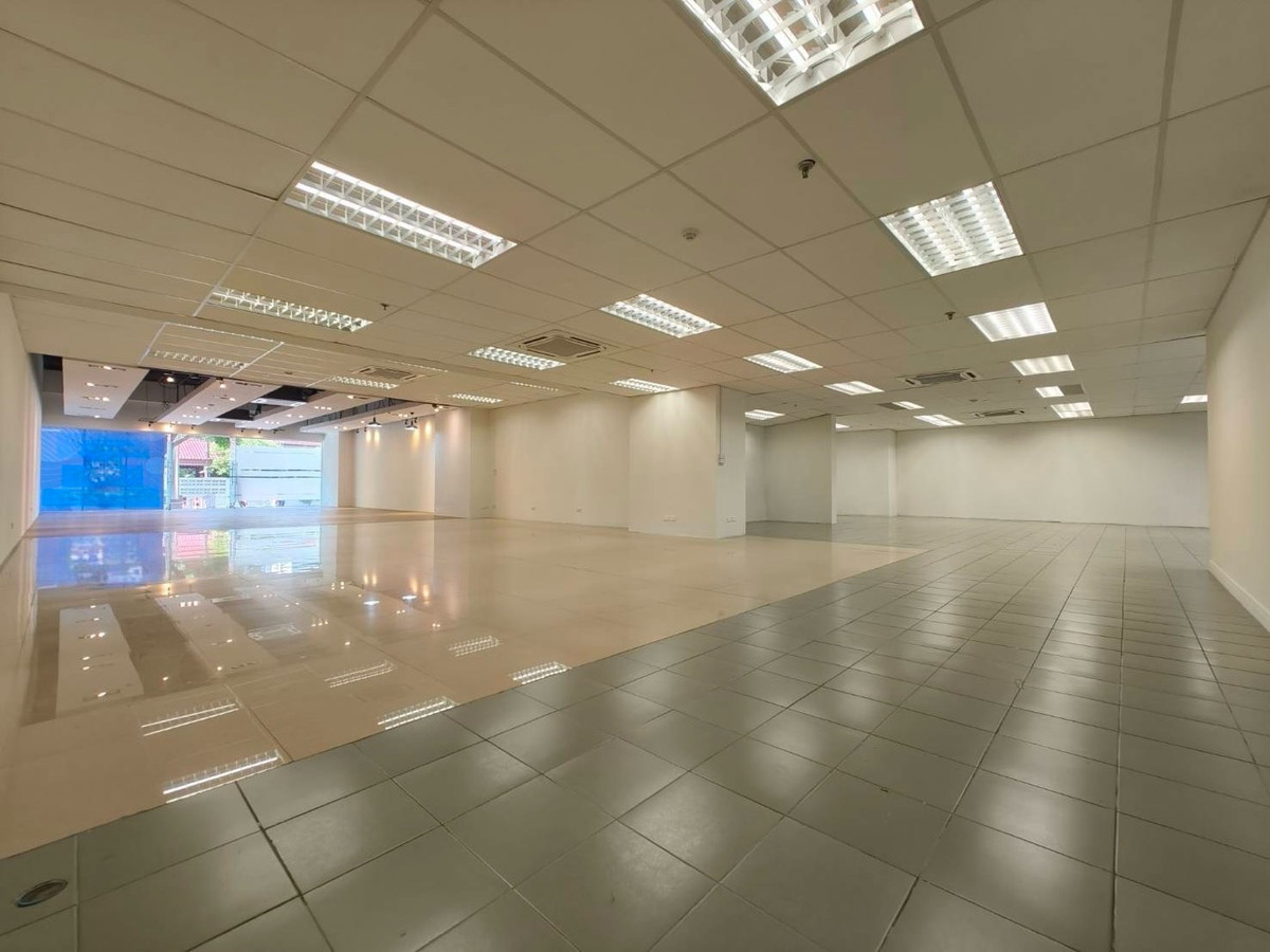 For RentRetail SpaceSukhumvit, Asoke, Thonglor : Business area 348.79 square meters, G floor, next to Asoke main road, en suite bathroom, parking available, close to MRT only 550 meters and Terminal 21 Asoke.
