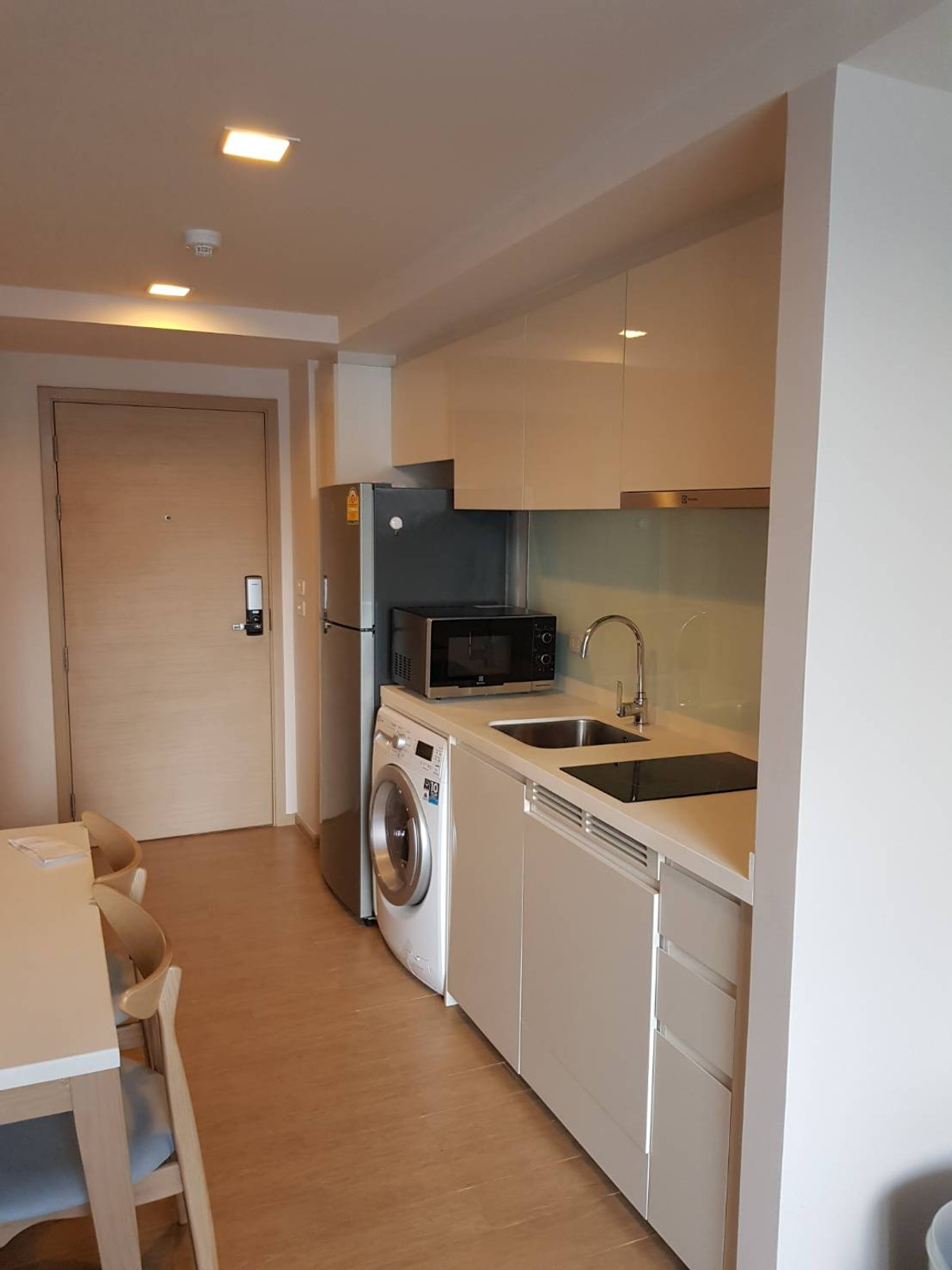 ให้เช่าคอนโดสุขุมวิท อโศก ทองหล่อ : For Rent Condo LIV @49i Fully Furnished(S15-0967)