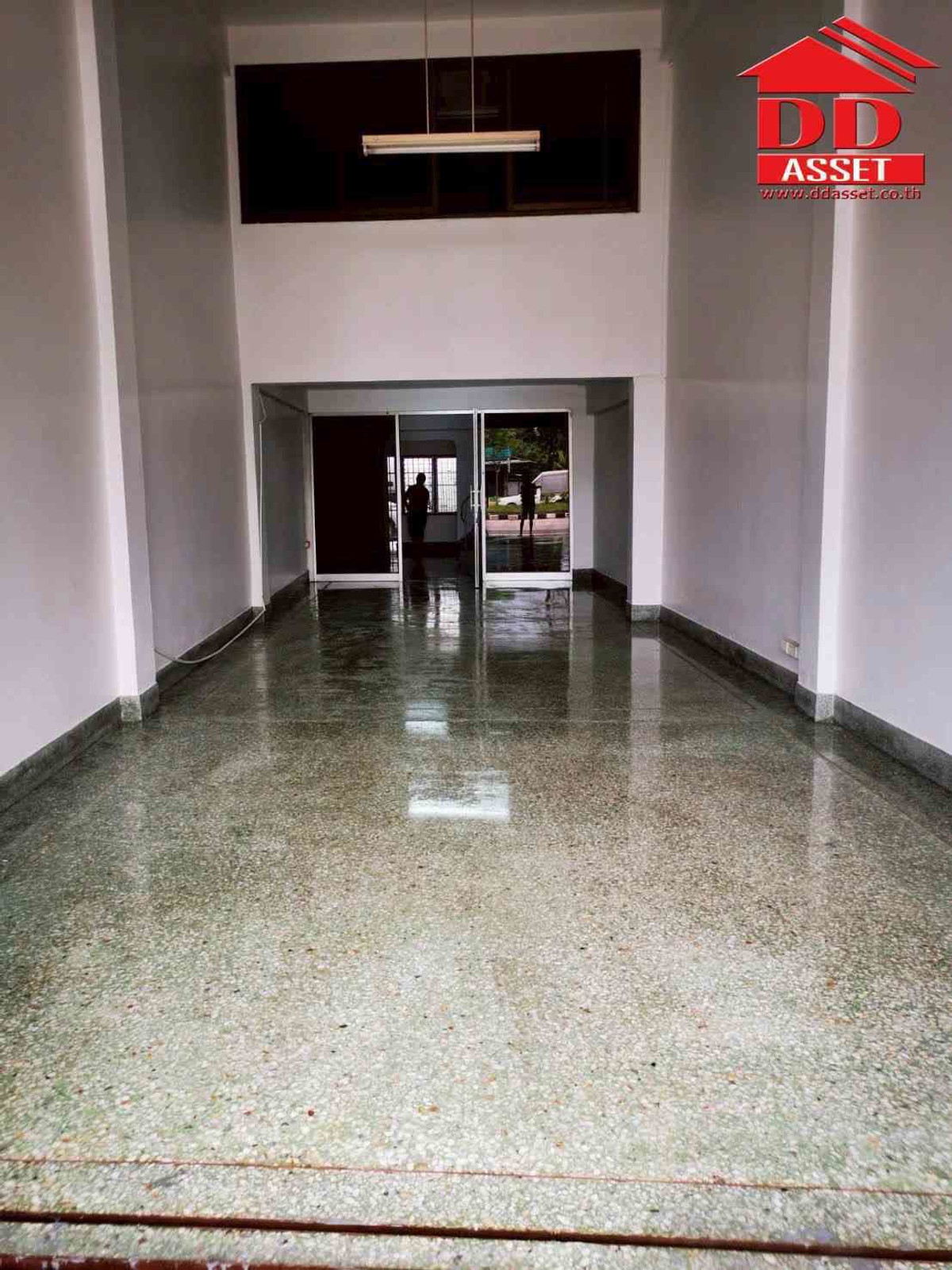 For RentShop HouseNakhon Si Thammarat : For rent, commercial building, 3 and a half floors, Pho Sadet, Nakhon Si Thammarat Province, next to 6 lane road, property code: T8234