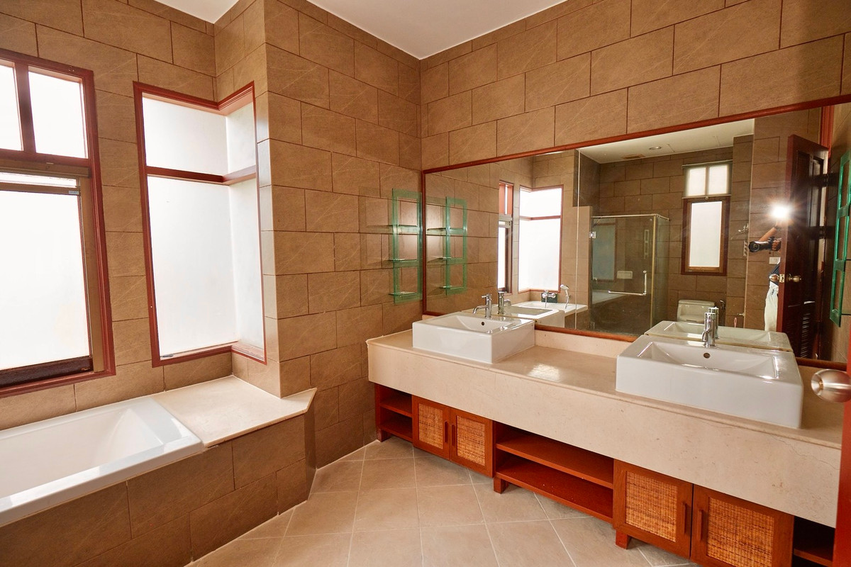 For RentHouseSukhumvit, Asoke, Thonglor : House for rent, House Ekamai 10, 4 bedrooms, 620 sq m, private pool, Pet friendly.