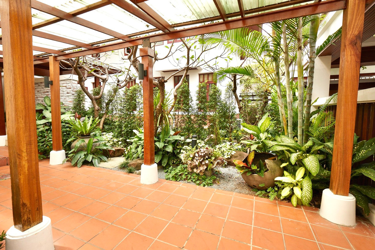 For RentHouseSukhumvit, Asoke, Thonglor : House for rent, House Ekamai 10, 4 bedrooms, 620 sq m, private pool, Pet friendly.