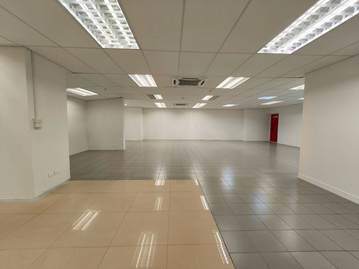 For RentRetail SpaceSukhumvit, Asoke, Thonglor : Business area 348.79 square meters, G floor, next to Asoke main road, en suite bathroom, parking available, close to MRT only 550 meters and Terminal 21 Asoke.