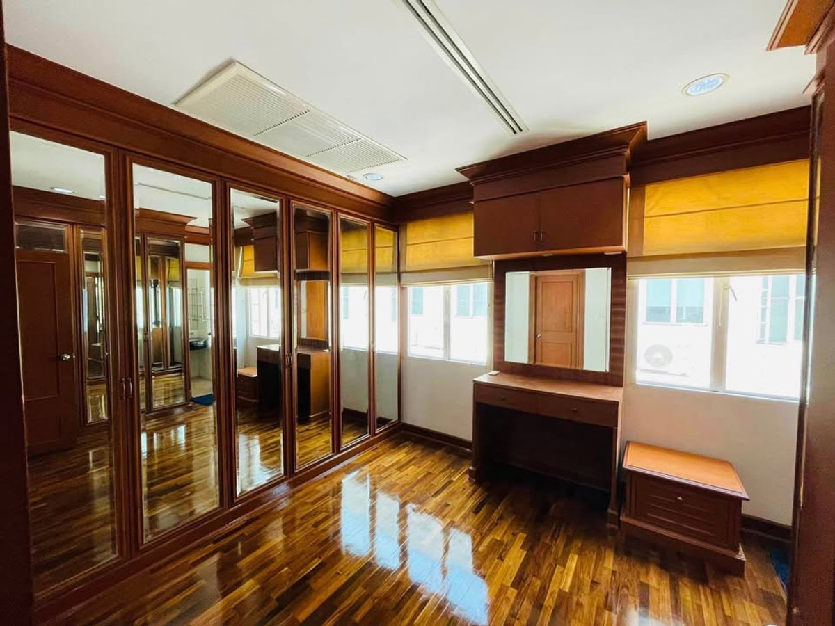 For RentTownhomeSukhumvit, Asoke, Thonglor : RH032026 4-story townhouse with 4 beds for rent at Baan Klang Krung Thonglor near BTS Thonglor.